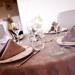 فندق Logis Le Pelican & Son Restaurant