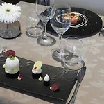 Logis Le Pelican & Son Restaurant Hotell 3*