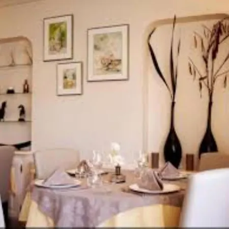 Logis Le Pelican & Son Restaurant Otel Vernantes