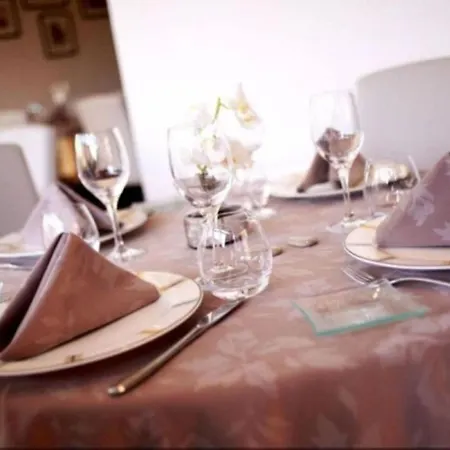 Logis Le Pelican & Son Restaurant Hotell 3*