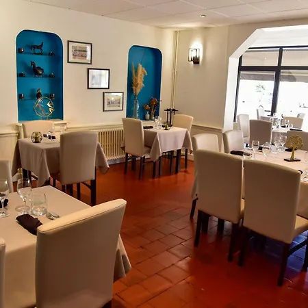 Logis Le Pelican & Son Restaurant Hotell 3*