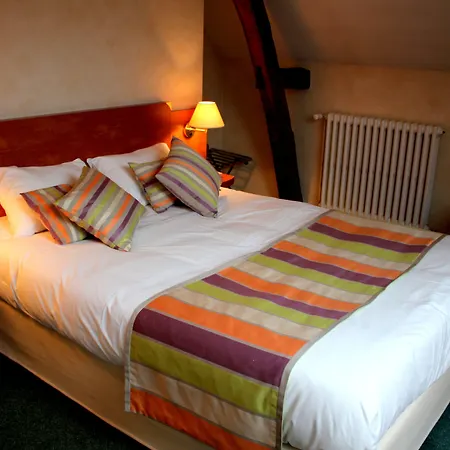 Logis Le Pelican & Son Restaurant Vernantes