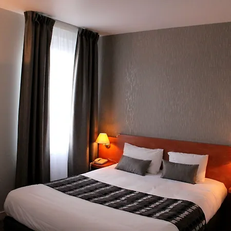 Logis Le Pelican & Son Restaurant Hotell 3*