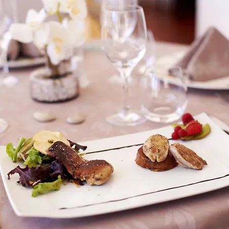 Logis Le Pelican & Son Restaurant Vernantes