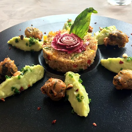 Logis Le Pelican & Son Restaurant Hotell 3*