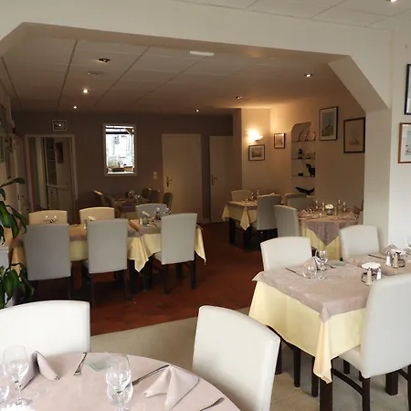 Logis Le Pelican & Son Restaurant Hotell 3*