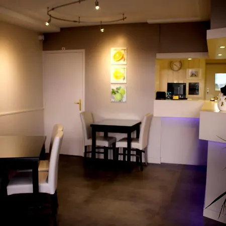 Logis Le Pelican Hotel 3*