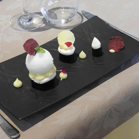 Logis Le Pelican & Son Restaurant Vernantes