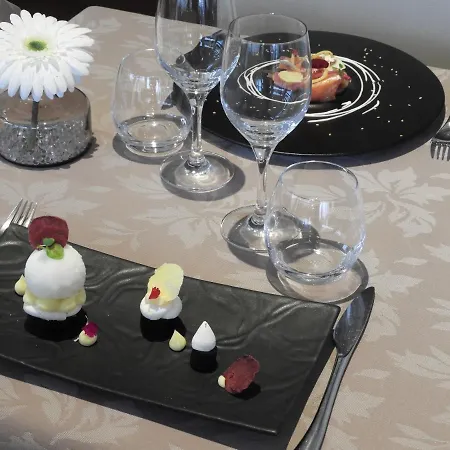 Logis Le Pelican & Son Restaurant Hotell 3*