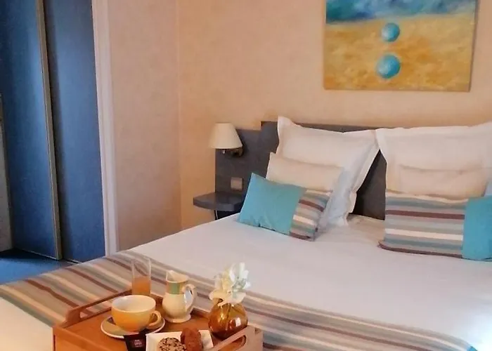 Logis Le Pelican & Son Restaurant Hotell Vernantes