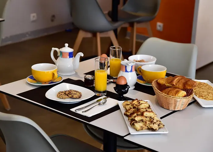 Отель Logis Le Pelican & Son Restaurant Vernantes