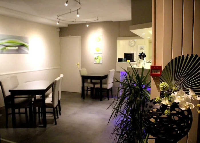 Logis Le Pelican & Son Restaurant Hotell 3*