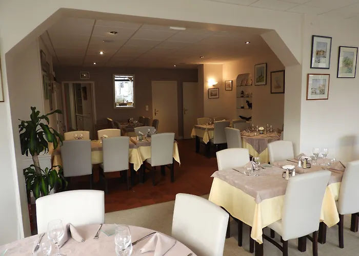 Logis Le Pelican & Son Restaurant Hotel 3*