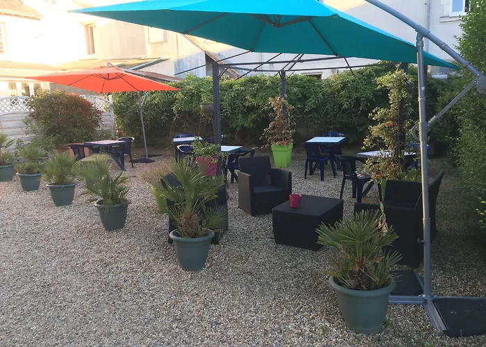 Hotel Logis Le Pelican & Son Restaurant Vernantes